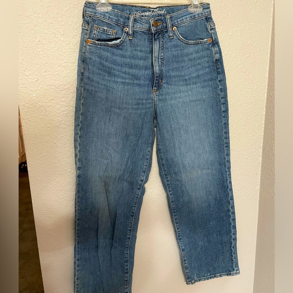 stretchy quality denim form fitting boyfriend jeans. high waisted. frayed hem.